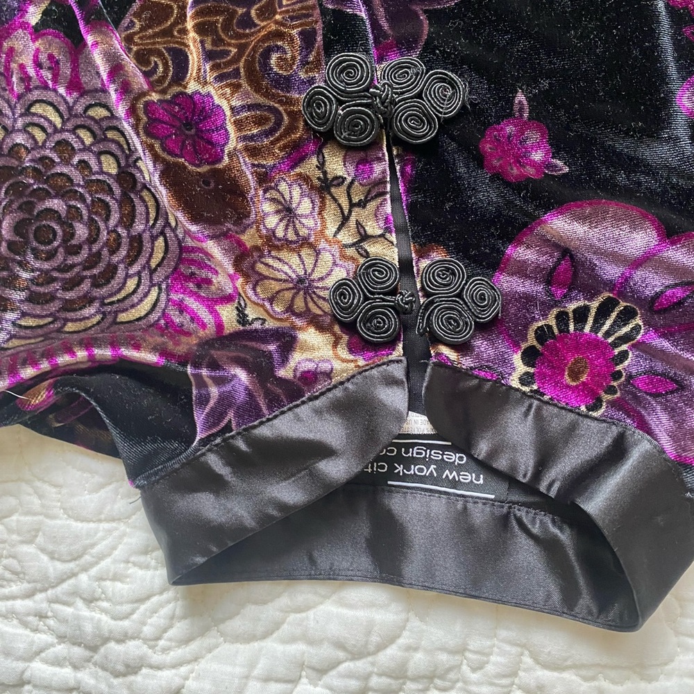 Beautiful Velvet Top, super cute for dates and professional foe work!